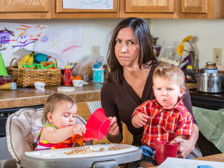 Gestresste-Mutter-zwei-Kinder-68686908-FO-Scott-Griessel