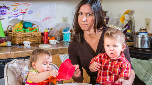 Gestresste-Mutter-zwei-Kinder-68686908-FO-Scott-Griessel