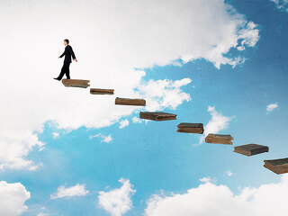 Anzugtrager-auf-Buechern-in-Himmel-97767968-FO-Sergey-Nivens