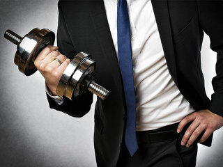 Anzugtrager-mit-Hantel-83668419-FO-Wolfgang-Zwanzger