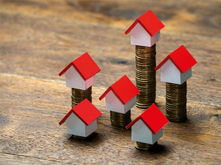 Haeuschen-auf-Muenzstapeln-100773251-FO-Andrey-Popov