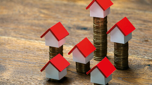 Haeuschen-auf-Muenzstapeln-100773251-FO-Andrey-Popov