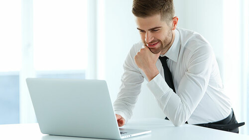 Anzugtraeger-bedient-Laptop-85397928-FO-puhhha