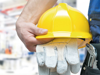 Schutzhelm-unterm-Arm-69328486-FO-industrieblick