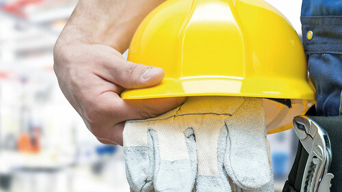 Schutzhelm-unterm-Arm-69328486-FO-industrieblick