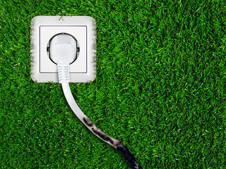 Steckdose-Rasen-Kabel-verbrannt-61143186-61500844-FO-stockphoto-graf-Africa-Studio