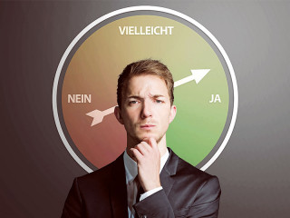 Anzugtraeger-unentschlossen-103010705-FO-lassedesignen