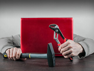 Mann-Hammer-Rohrzange-Laptop-106213241-FO-kovaricekpavel