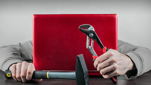 Mann-Hammer-Rohrzange-Laptop-106213241-FO-kovaricekpavel