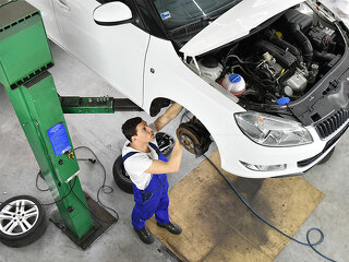 Automechaniker-Hebebuehne-89276625-FO-industrieblick