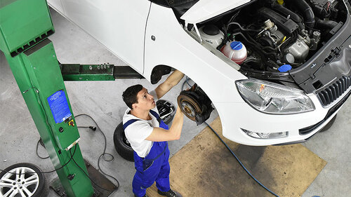 Automechaniker-Hebebuehne-89276625-FO-industrieblick