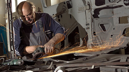 Aelterer-Mechaniker-103563748-FO-ignatius44