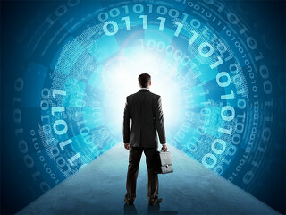 Anzugtrager-steht-vor-digitalem-Portal-110880752-FO-cherezoff