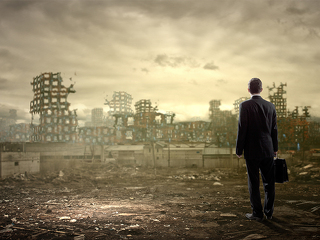 Anzugtraeger-vor-Ruine-69298723-FO-Sergey-Nivens