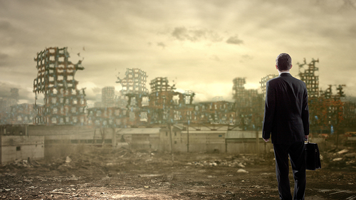 Anzugtraeger-vor-Ruine-69298723-FO-Sergey-Nivens