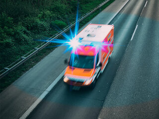 Krankenwagen-Bewegungsunschaerfe-109825902-FO-goldencow-images