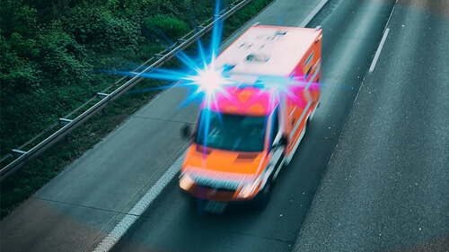 Krankenwagen-Bewegungsunschaerfe-109825902-FO-goldencow-images
