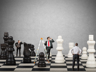 Anzugtraeger-auf-Schachbrett-69611915-FO-alphaspirit