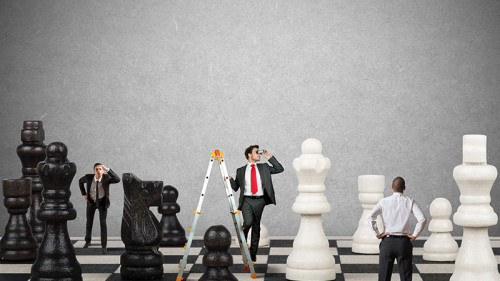 Anzugtraeger-auf-Schachbrett-69611915-FO-alphaspirit