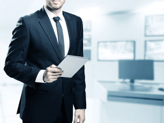 Anzugtraeger-mit-Tablet-109007570-FO-zhu-difeng