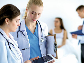 Aerztinnen-sehen-auf-Tablet-84349740-FO-s-l