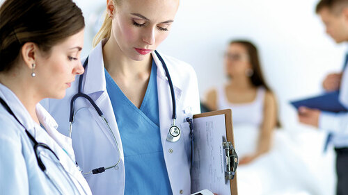 Aerztinnen-sehen-auf-Tablet-84349740-FO-s-l