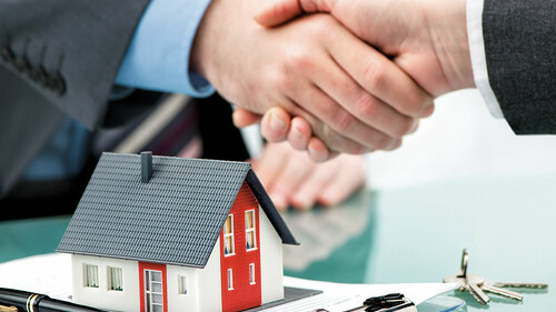 Handshake-Miniatur-Haus-Vertrag-102603737-FO-Alexander-Raths