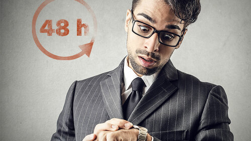 Anzugtraeger-sieht-auf-Uhr-75709246-FO-olly