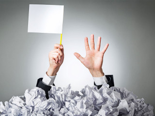 Weiße-Fahne-schwenken-Rechnungen-86832353-FO-BillionPhotos-com