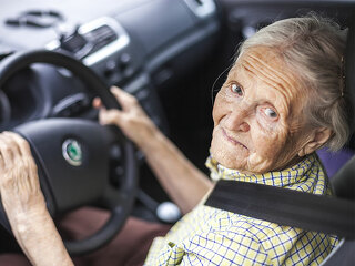 Seniorin-am-Steuer-84186286-FO-Andrey-Bandurenko