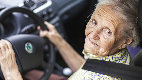 Seniorin-am-Steuer-84186286-FO-Andrey-Bandurenko