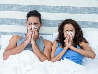 Paar-verschnupft-im-Bett-110398561-FO-WavebreakMediaMicro