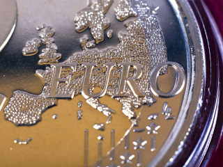 Zwei-Euro-Muenze-Nahaufnahme-29722536-FO-Artur-Golbert