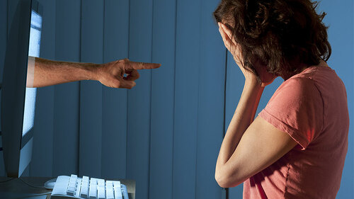 Hand-aus-Bildschirm-beschuldigt-Frau-79929475-FO-mokee81