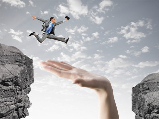 Anzugtraeger-springt-ueber-Schlucht-60170614-FO-Sergey-Nivens