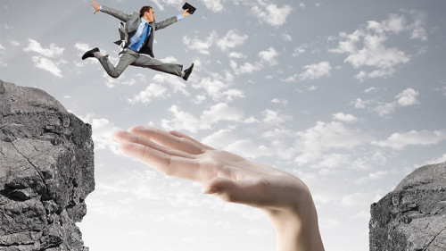 Anzugtraeger-springt-ueber-Schlucht-60170614-FO-Sergey-Nivens