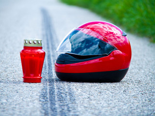 Straße-Helm-Kerze-25051265-FO-Gina-Sanders