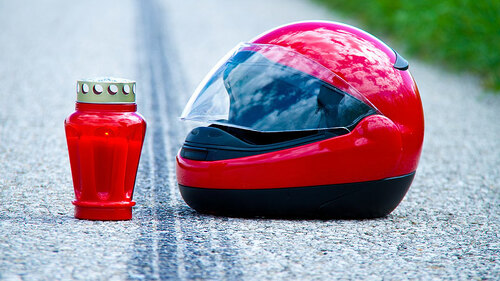 Straße-Helm-Kerze-25051265-FO-Gina-Sanders