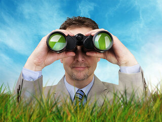 Anzugtraeger-Fernglas-Gruen-68166955-FO-Brian-Jackson