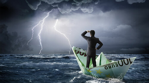 Anzugtraeger-in-Hundert-Euro-Schiff-87891448-FO-Romolo-Tavani