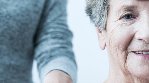 alte-dame-mit-pfleger-112391529-FO-Photographee-eu