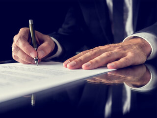 mann-unterschreibt-dokument-66778551-FO-Gajus