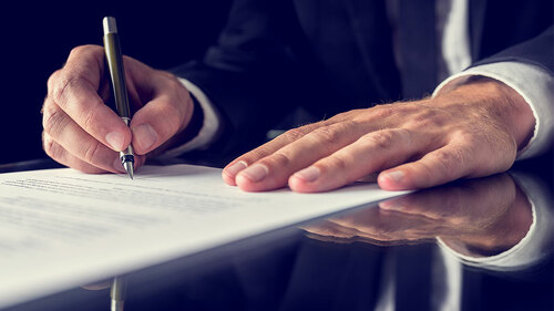 mann-unterschreibt-dokument-66778551-FO-Gajus