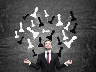 Anzugtraeger-Meditation-Schachfiguren-106342007-FO-denisismagilov