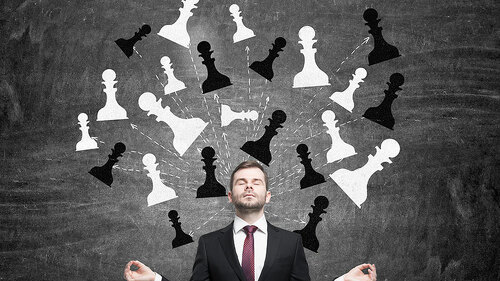 Anzugtraeger-Meditation-Schachfiguren-106342007-FO-denisismagilov