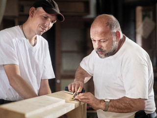 handwerker-holz-arbeit-69615043-FO-Ingo-Bartussek