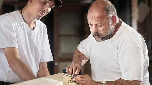 handwerker-holz-arbeit-69615043-FO-Ingo-Bartussek