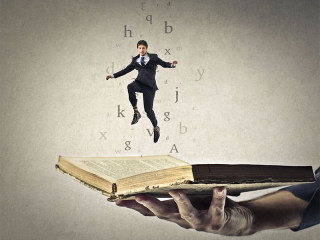 Anzugtrager-springt-aus-Buch-96156600-FO-olly