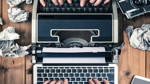 schreibmaschine-versus-laptop-107564655-FO-beeboys