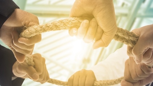 haende-greifen-seil-111684295-FO-hin255